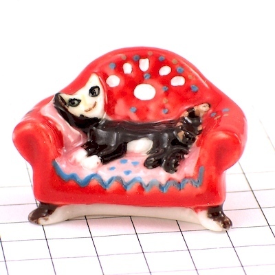 フェブ・赤いソファの上のネコ猫◆フランス限定フェーヴ◆ガレットデロワFEVEフェブ小さな置き物_画像1