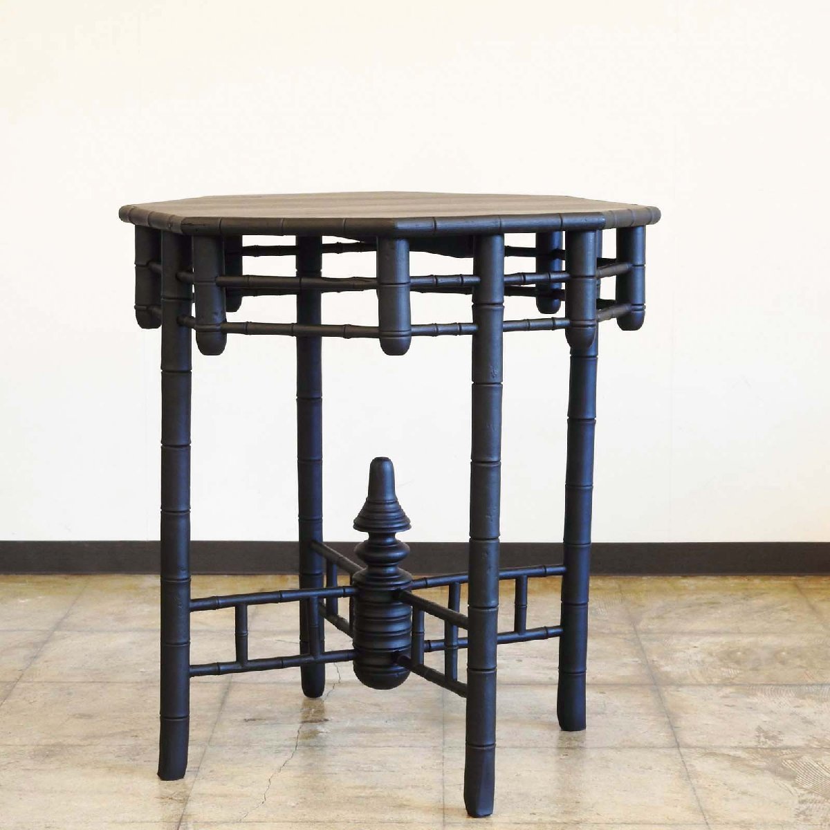 ふるい 黒色 オリエンタルな意匠のテーブル / 古道具 無垢材 センターテーブル カウンター 机 展示台 HK-a-01640