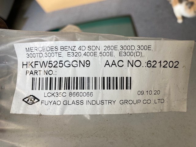 W124　セダン　フロントガラス　未使用　260E/300D/300E/300TD/300TE/E320/400E/500E/E300　HKFW525GGN9_画像1