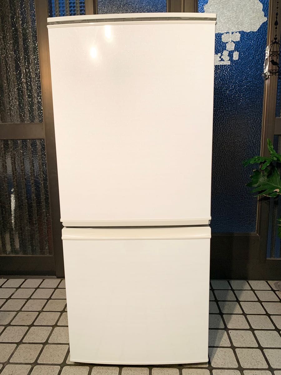 生活家電 冷蔵庫 2021年最新海外 SHARP 小型 冷蔵庫 2017年製 137Ｌ SJ-D14C-W sushitai 