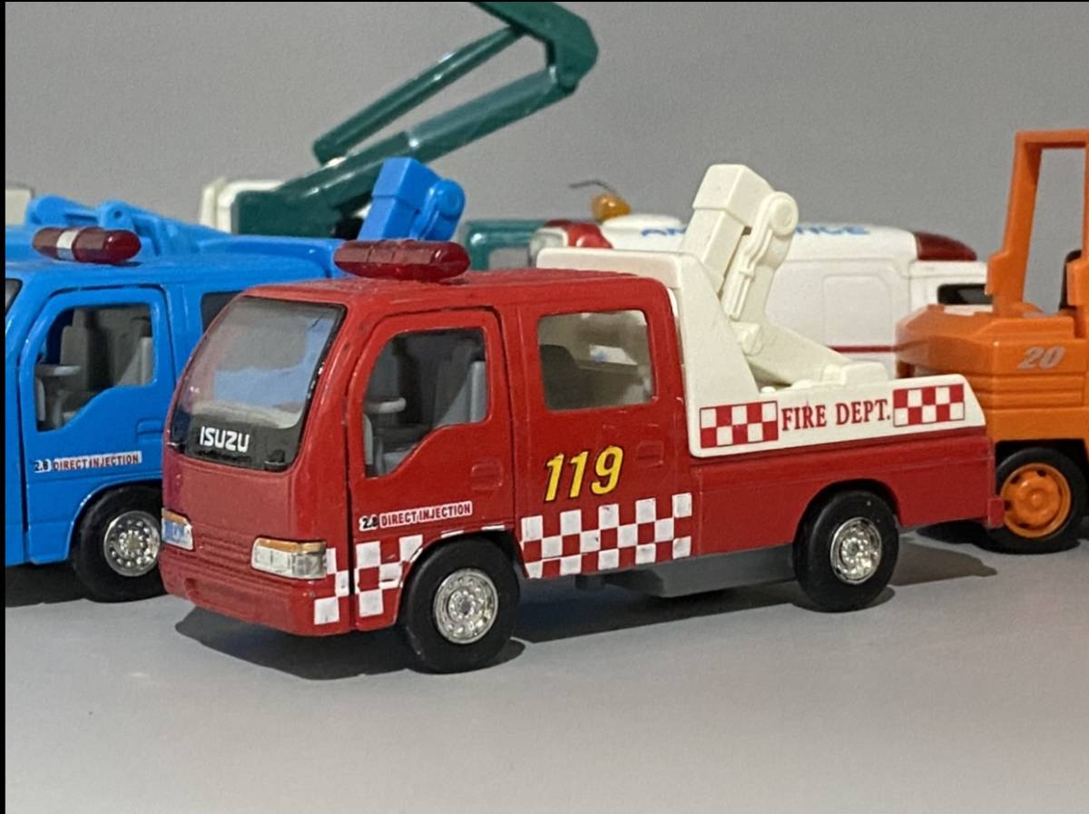 1円〜 ミニカー 8台売り 1/35 Isuzu ◆ Police Fire Ambulance Recycle Forklift Crane Construction Dump Truck ◆1/43スケールより大きい_画像3