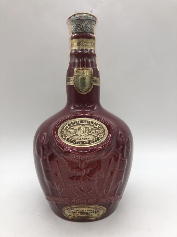 1140-003S⑮17147 お酒 700ml 40% CHIVAS BROTHERS ROYALSALUTE シーバスブラザーズ ロイヤルサルート 21年 赤 陶器ボトル 未開栓 約1.30㎏_画像2