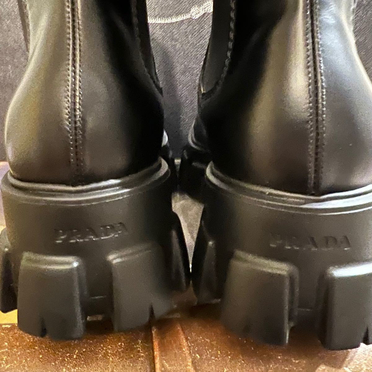 新品レア】5.5 PRADA モノリス ブラッシュドレザー チェルシーブーツ