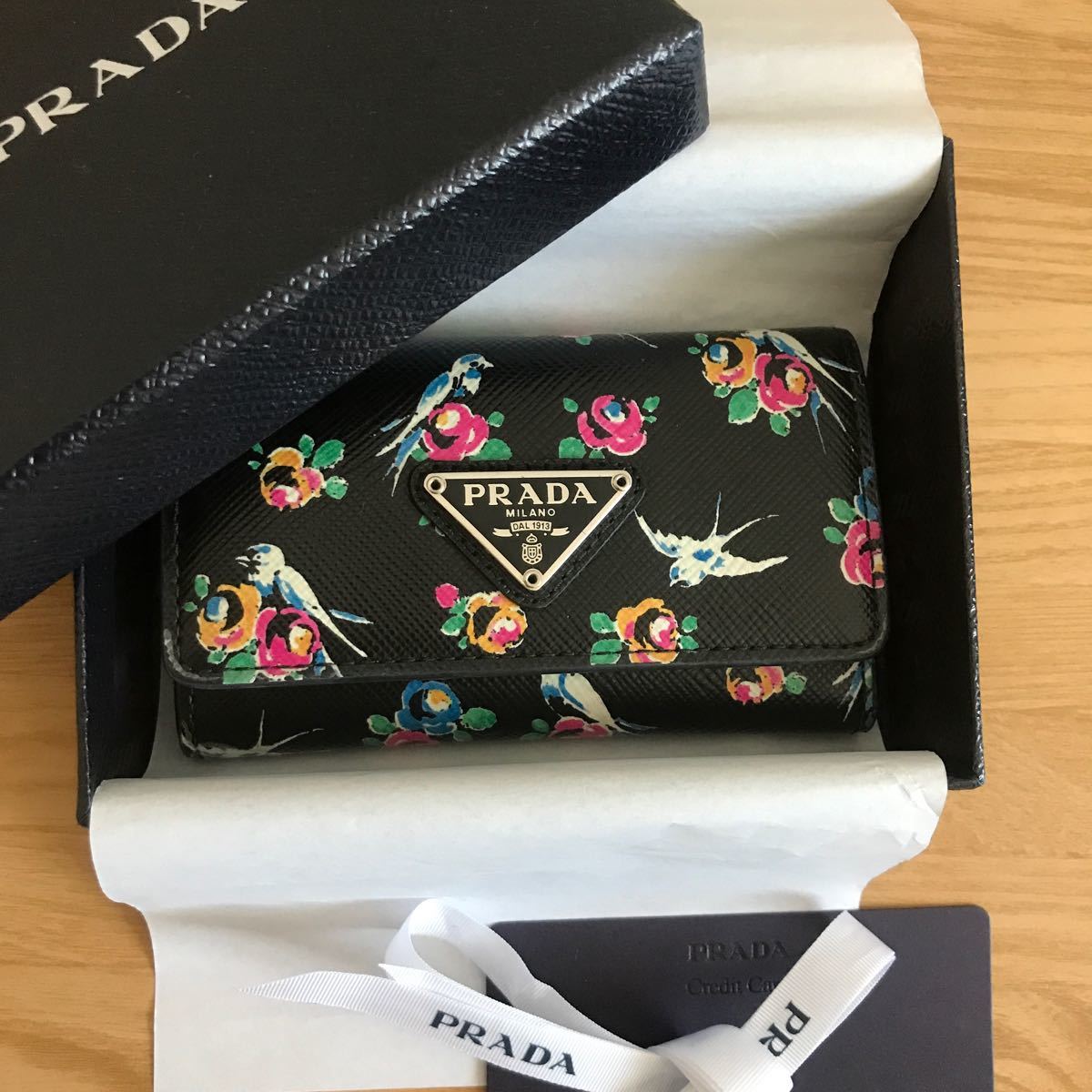 激レア 新型 美品 PRADA プラダ フラワー ツバメ柄 キーケース 黒 