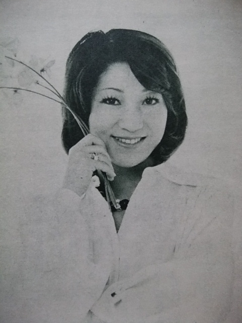 森山良子、浅丘ルリ子　プレイファイブ（1976年4月号）からの切り抜き（サイズは縦３３ｃｍ、横２６ｃｍ） 裏面　横本メイ_画像4