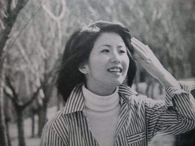 西川峰子　プレイファイブ（1976年4月号）からの切り抜き2枚、4面（1枚のサイズは縦３３ｃｍ、横２６ｃｍ）_画像7