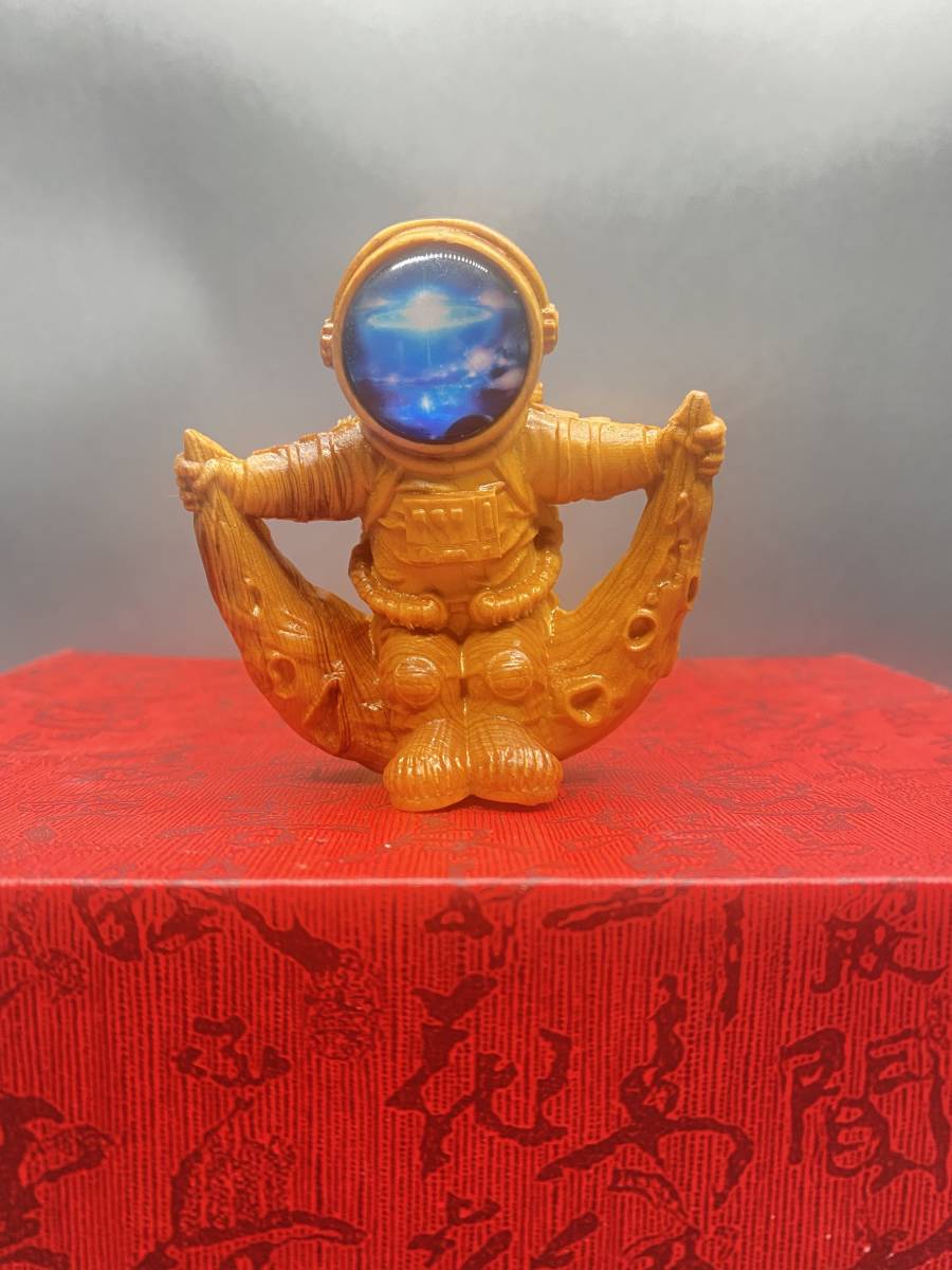 彫刻 新作 木彫 宇宙飛行士 繊細彫刻 置物 工芸品_画像1