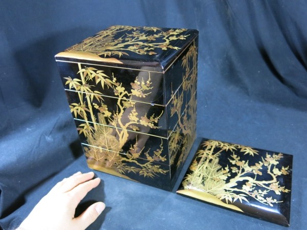 A　松竹梅蒔絵重箱　明和7年（１７７０年）　漆器　木工