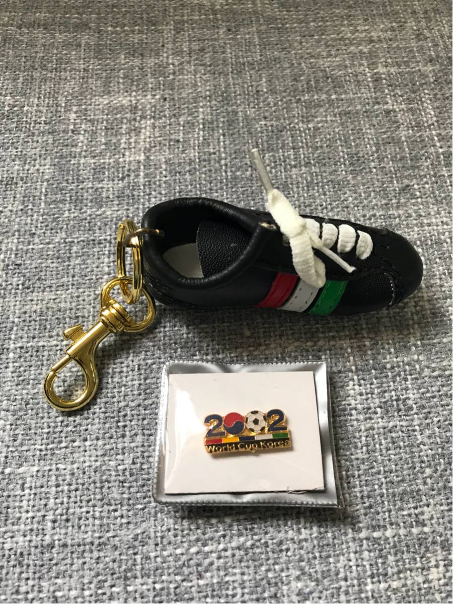 * unused * World Cup Korea 2002 year pin bachi. soccer shoes key holder set *1997