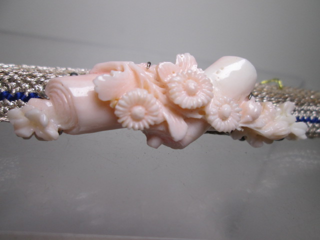 【江月】アンティーク・本珊瑚 小菊彫刻の帯留め 共ケース付
