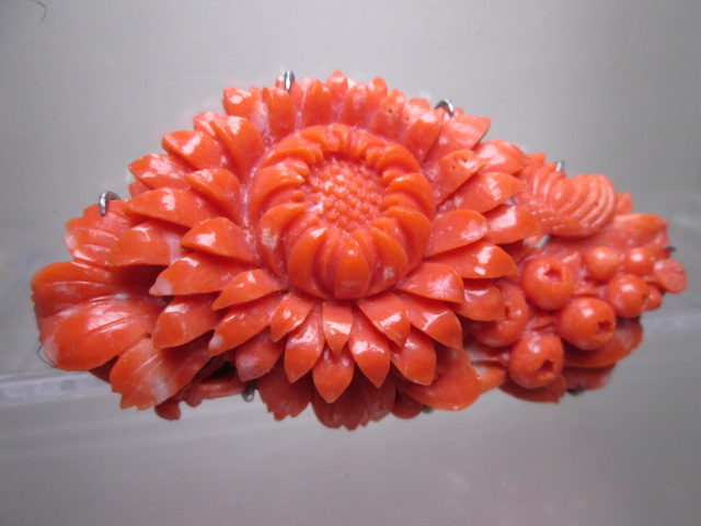 江月】アンティーク・赤珊瑚 菊花と実彫刻の帯留め 22,11g | charcas