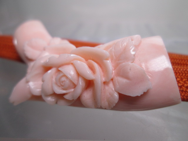 【江月】アンティーク・本珊瑚 ピンク色の薔薇の花彫刻の帯留め_画像4