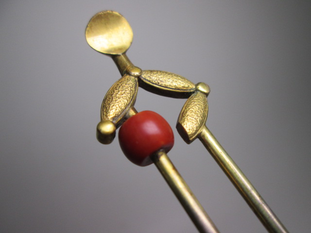 【江月】アンティーク・赤珊瑚玉飾り 彫金鍍金 七宝文のかんざし