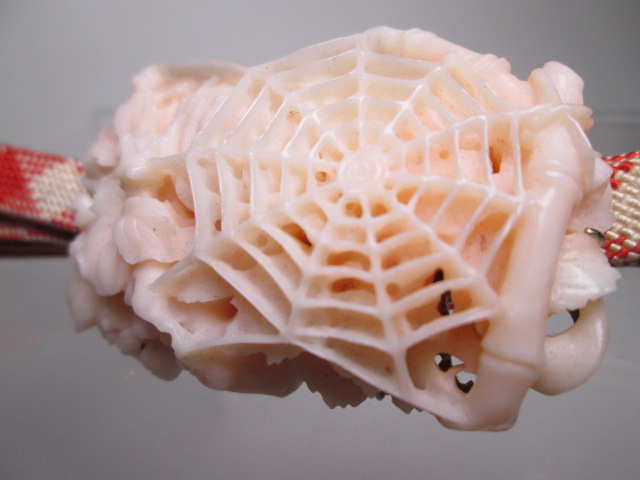 【江月】アンティーク・芝翫香 本珊瑚 花と蜘蛛の巣彫刻の帯留め 35g_画像3