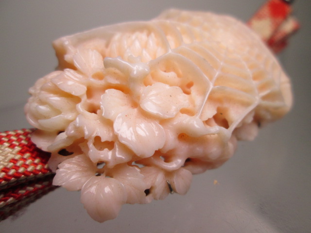 【江月】アンティーク・芝翫香 本珊瑚 花と蜘蛛の巣彫刻の帯留め 35g_画像6