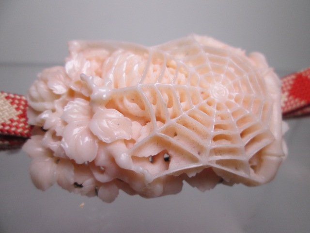 【江月】アンティーク・芝翫香 本珊瑚 花と蜘蛛の巣彫刻の帯留め 35g_画像1