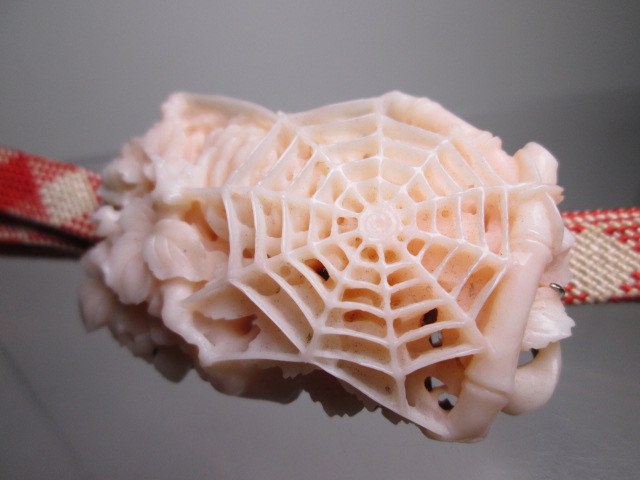 【江月】アンティーク・芝翫香 本珊瑚 花と蜘蛛の巣彫刻の帯留め 35g_画像5