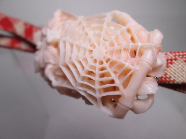 【江月】アンティーク・芝翫香 本珊瑚 花と蜘蛛の巣彫刻の帯留め 35g_画像7
