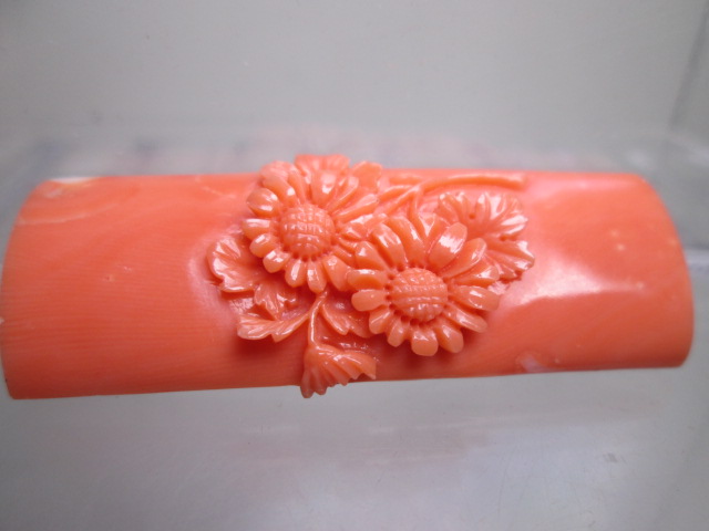 江月アンティーク・本珊瑚 繊細な菊花彫刻の帯留め