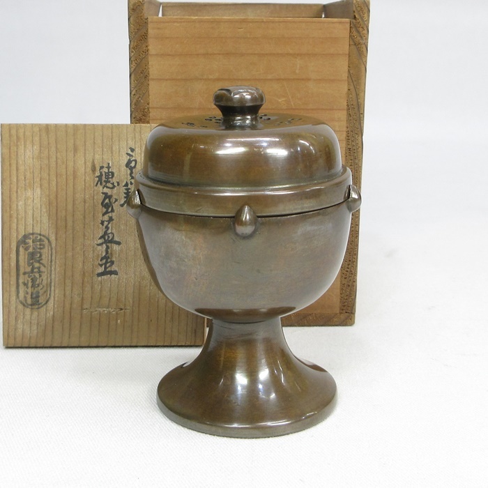 釜師 高木治良兵衛作 短い 蓋置 唐銅 彫入 保証品 共 釜師 高木治良兵衛作 短い 蓋置 唐銅 彫入 保証品 共