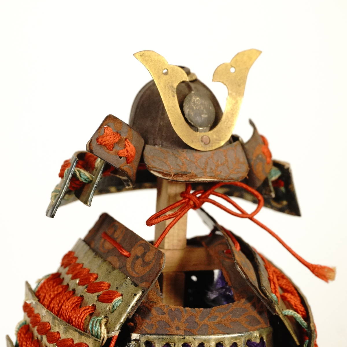 貴重! 明治〜大正期 五月人形 鎧飾り 甲冑兜 高さ26cm 元箱付き 時代を超えた味わいたっぷり日本のアンティーク IKT411_画像8