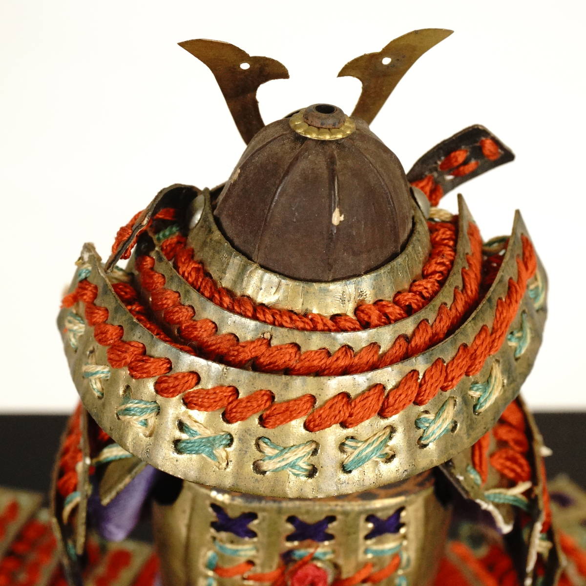 貴重! 明治〜大正期 五月人形 鎧飾り 甲冑兜 高さ26cm 元箱付き 時代を超えた味わいたっぷり日本のアンティーク IKT411_画像10