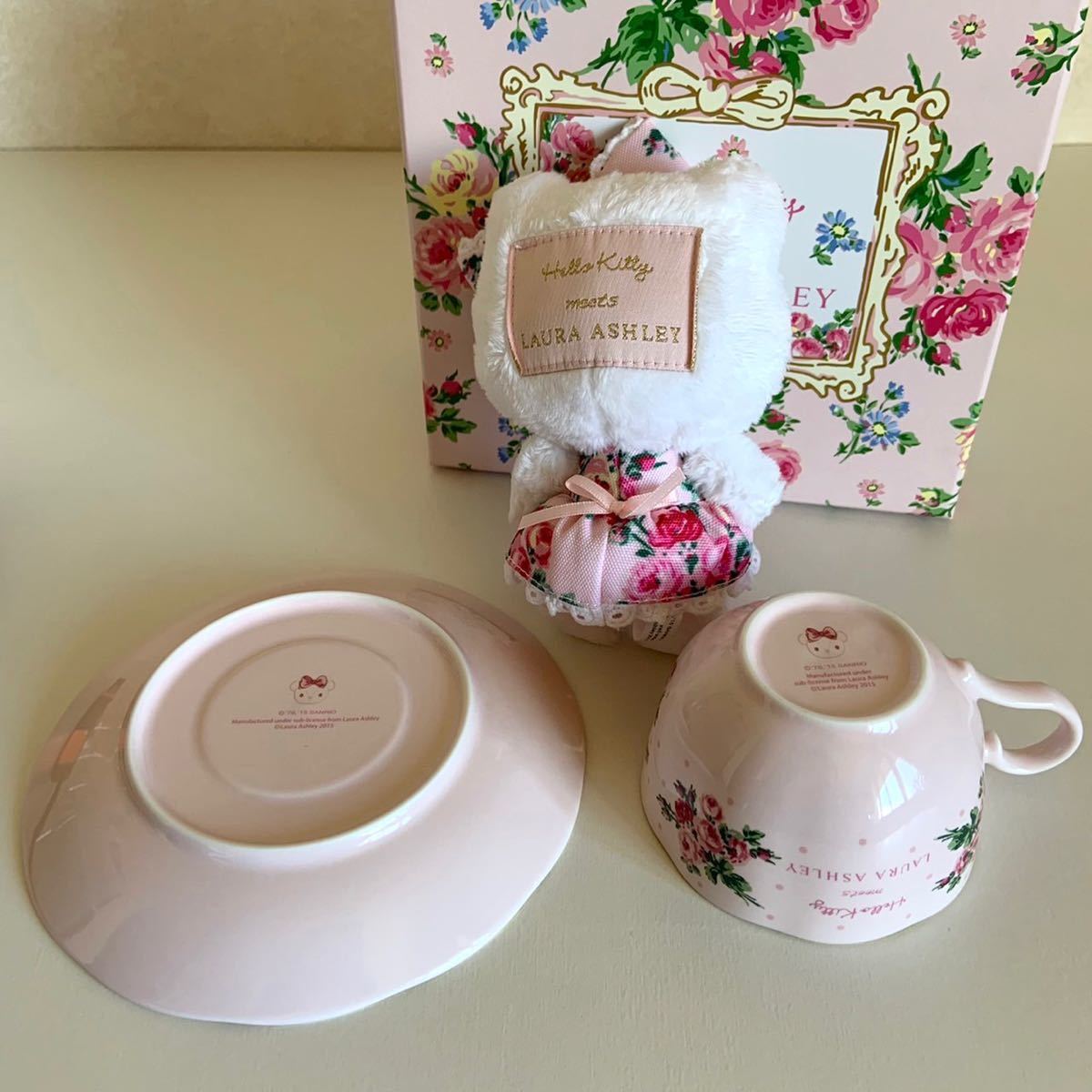 未使用品 ハローキティ × ローラアシュレイ ティーカップ 未使用品 ハローキティ × ローラアシュレイ ティーカップ