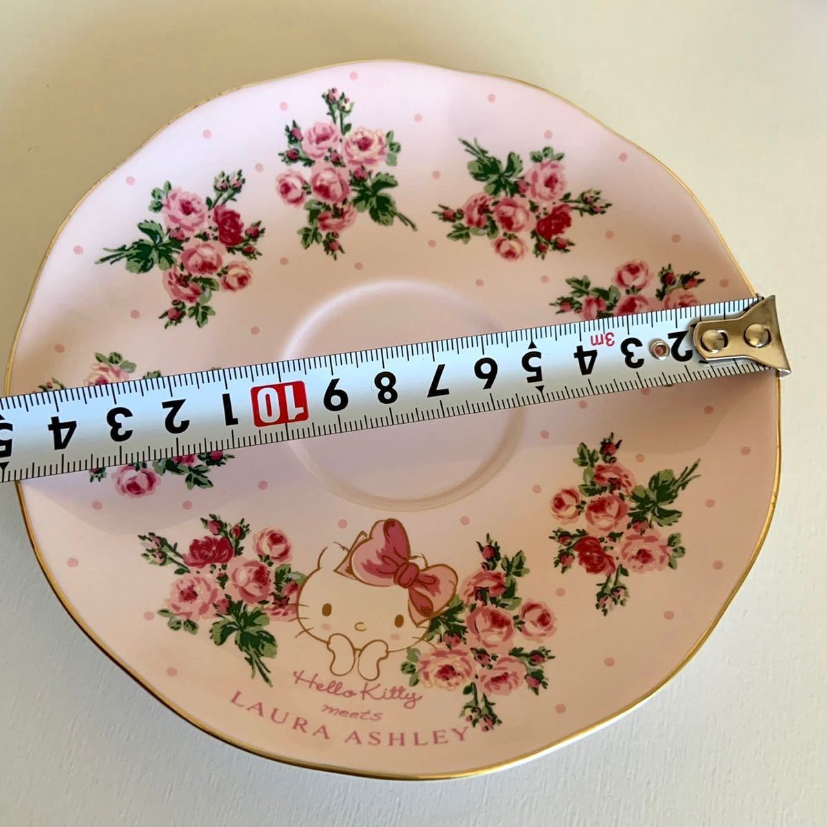 未使用品 ハローキティ × ローラアシュレイ ティーカップ 未使用品 ハローキティ × ローラアシュレイ ティーカップ