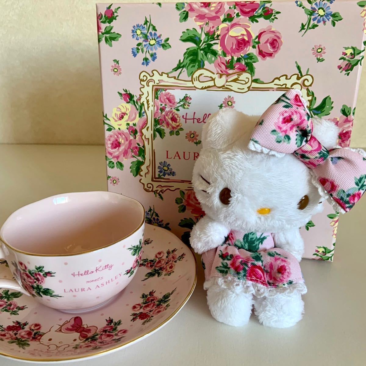未使用品 ハローキティ × ローラアシュレイ ティーカップ 未使用品 ハローキティ × ローラアシュレイ ティーカップ