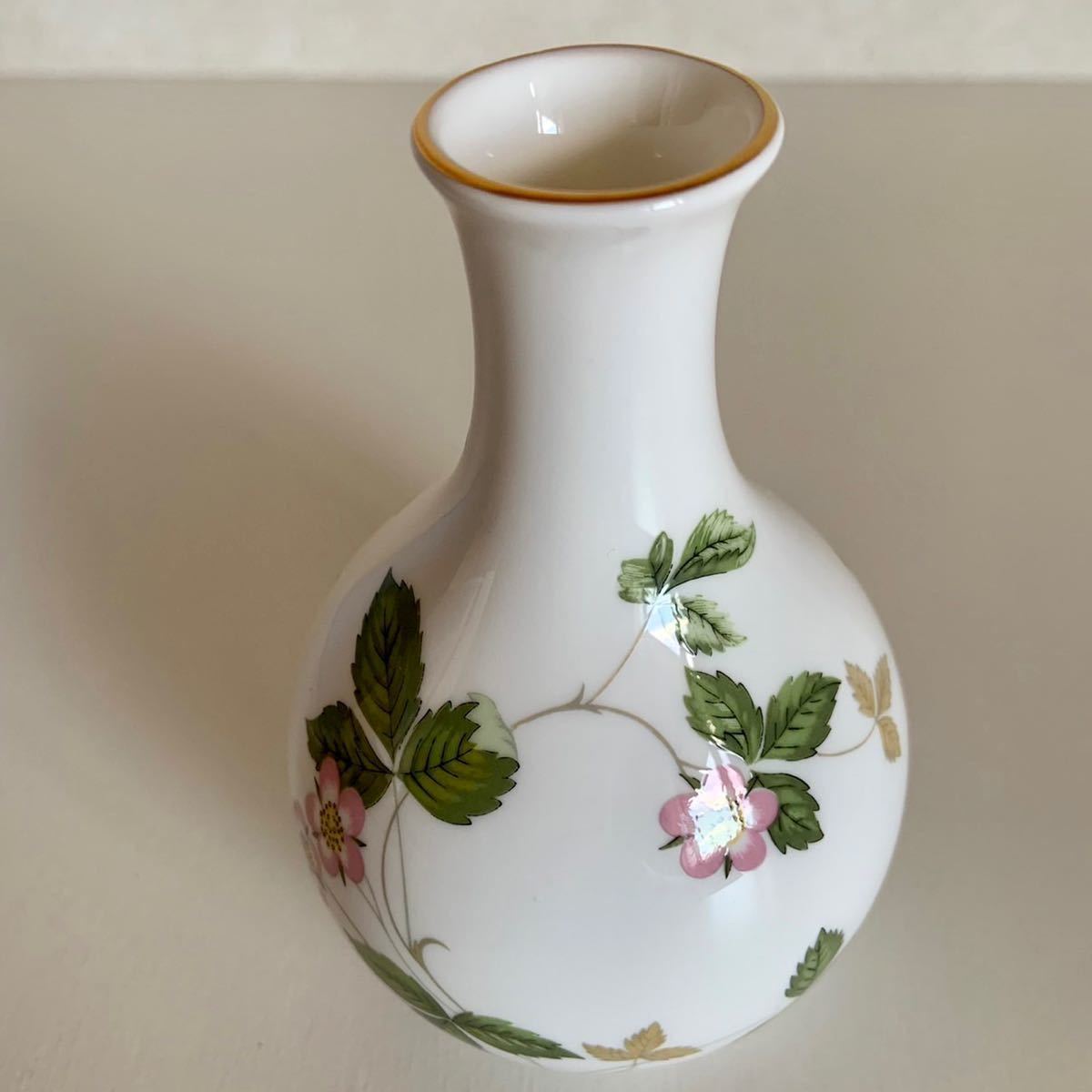 未使用 WEDGWOOD ウェッジウッド ワイルドストロベリー 花瓶 一輪挿し 英国製 テーブルウェア フラワーベース 英国王室御用達 花器 元箱付