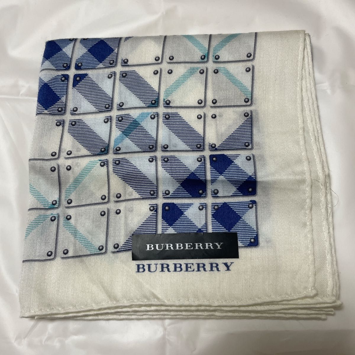 【新品未使用品】BURBERRYハンカチ(綿100%)