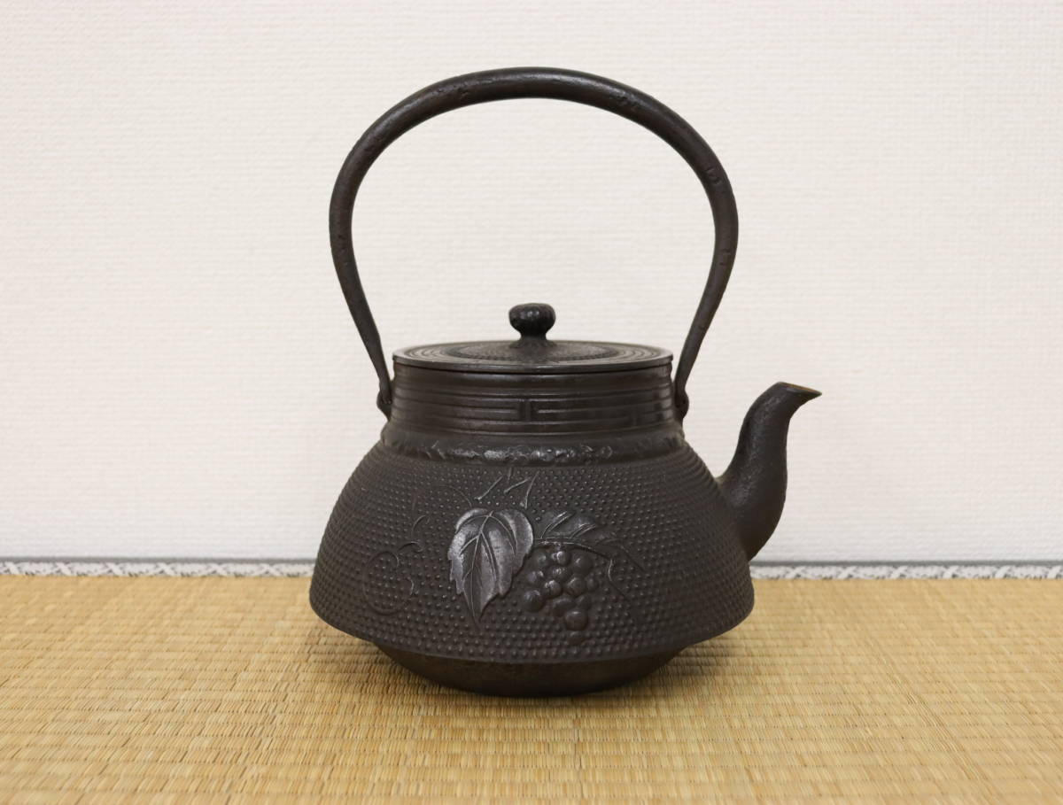 Yahoo!オークション - 南部鉄器 錦清堂 鉄瓶 雷紋/霰/霰肌 葡萄 Yahoo!オークション - 南部鉄器 錦清堂 鉄瓶 雷紋/霰/霰肌 葡萄