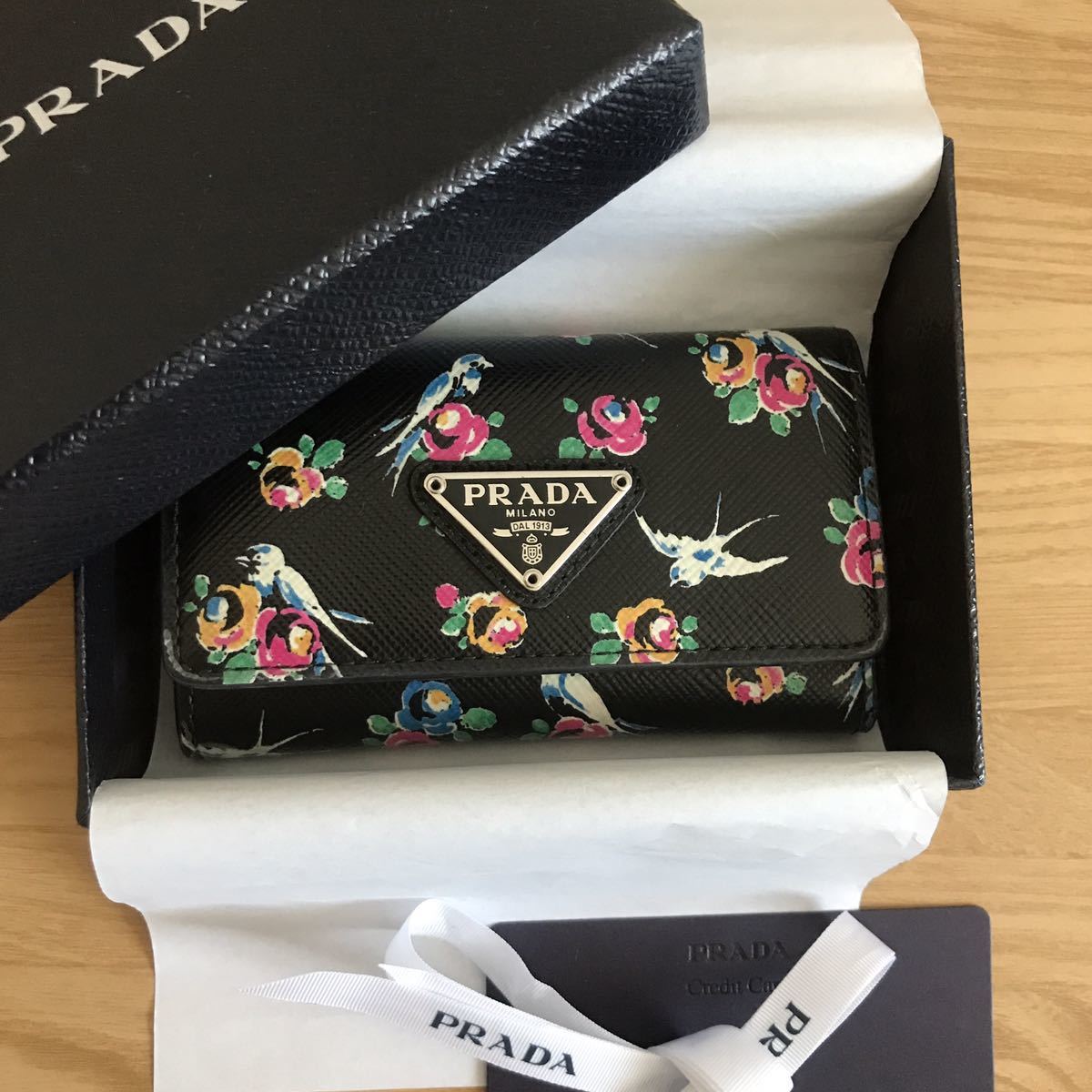 品多く 激レア 新型 美品 PRADA プラダ フラワー ツバメ柄 キーケース