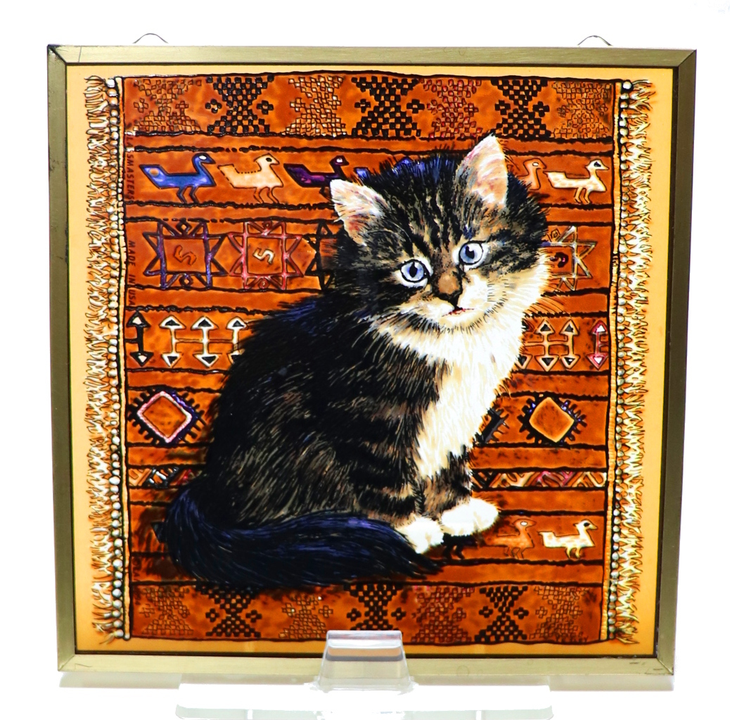 絨毯の上で佇むキジトラ ヴィンテージ ステンドグラス 猫 グラス