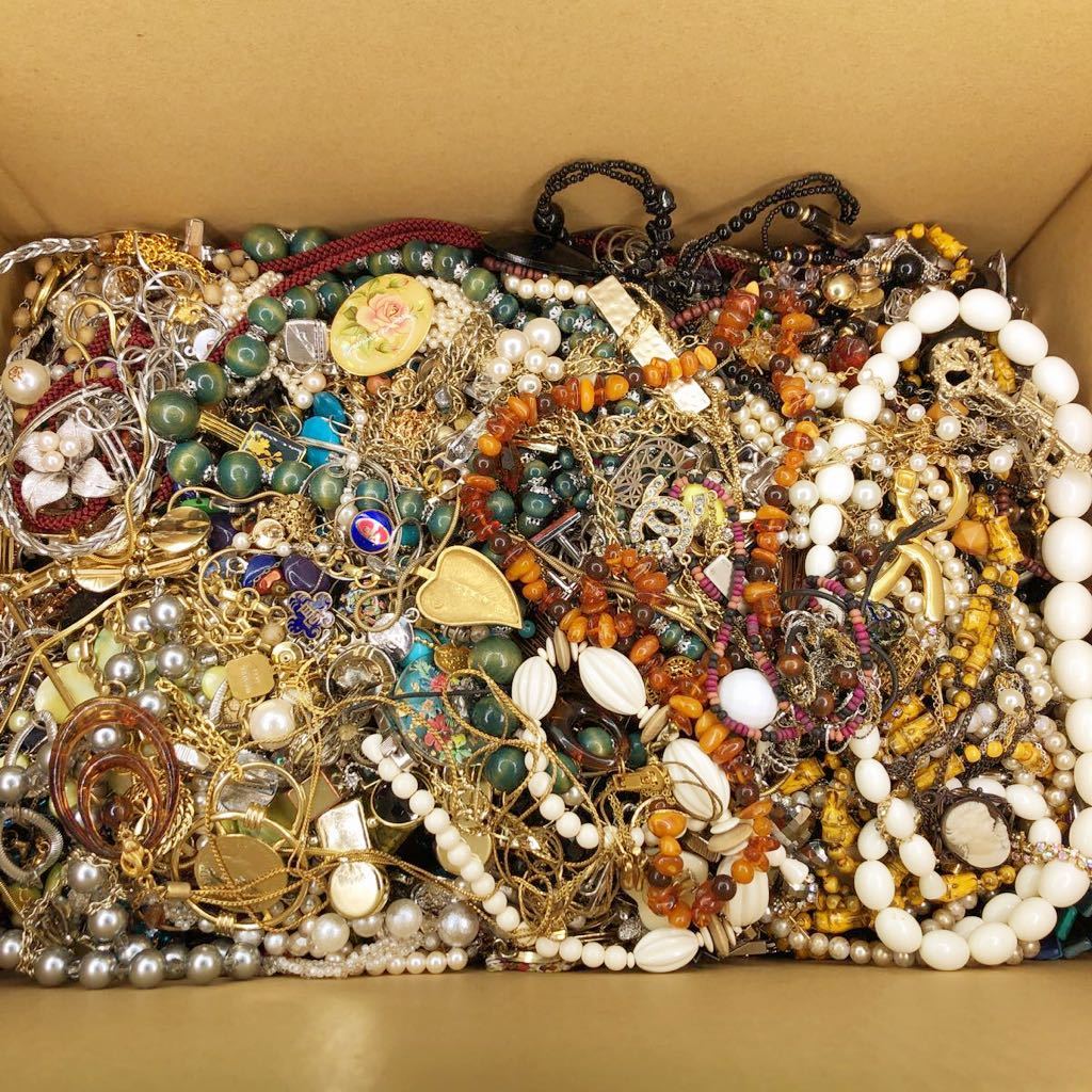 ヤフオク! - 大量アクセサリーまとめ売り9.2Kg ネックレス、指輪、ブ...