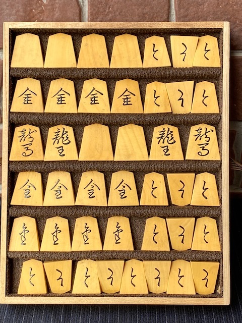 駒師 香月作 錦旗書 黄楊 盛上駒 将棋駒 十五世名人 大山康晴直筆揮毫「王将」駒箱付