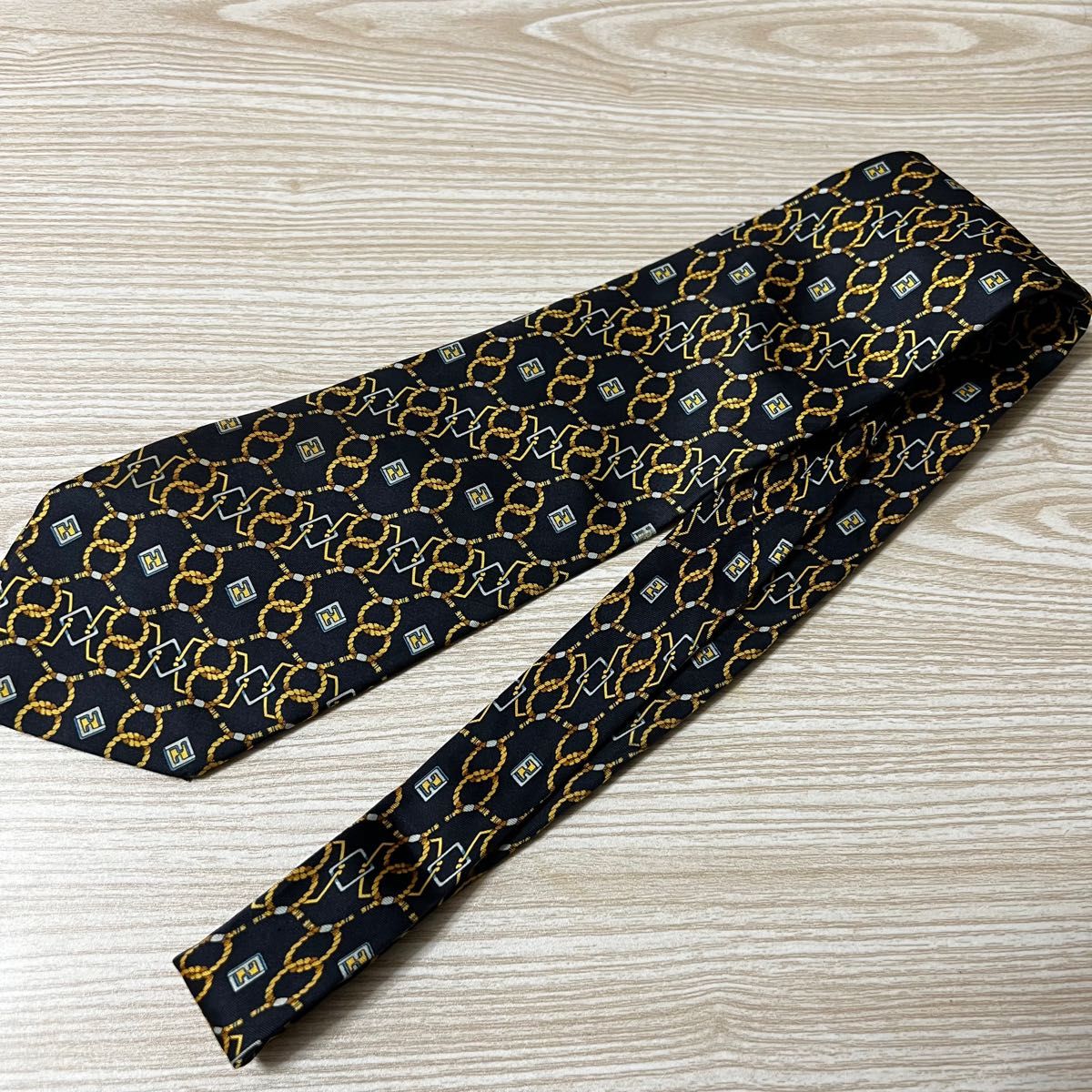 美品 FENDI フェンディ ネクタイ シルク100% ハイブランド 美品 FENDI フェンディ ネクタイ シルク100% ハイブランド