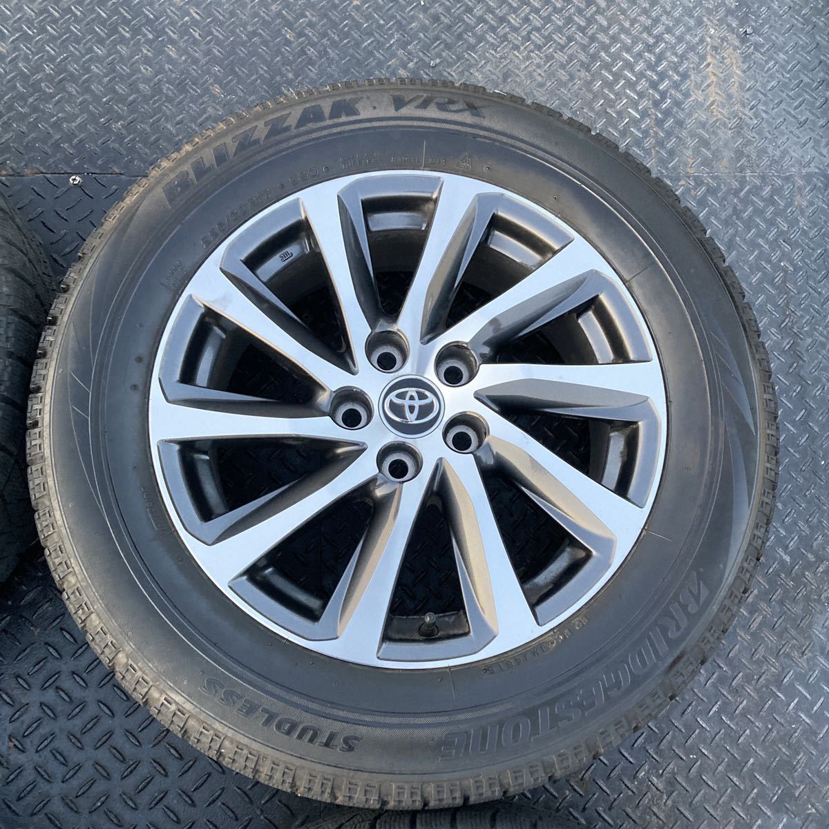 スタッドレスタイヤ アルファード30系 純正ホイール付 235 50r18