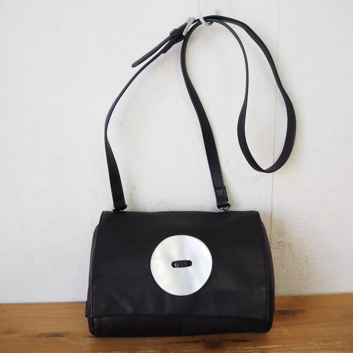 kawakawa】カワカワ 美品 button ショルダーバッグ ソフトレザー-