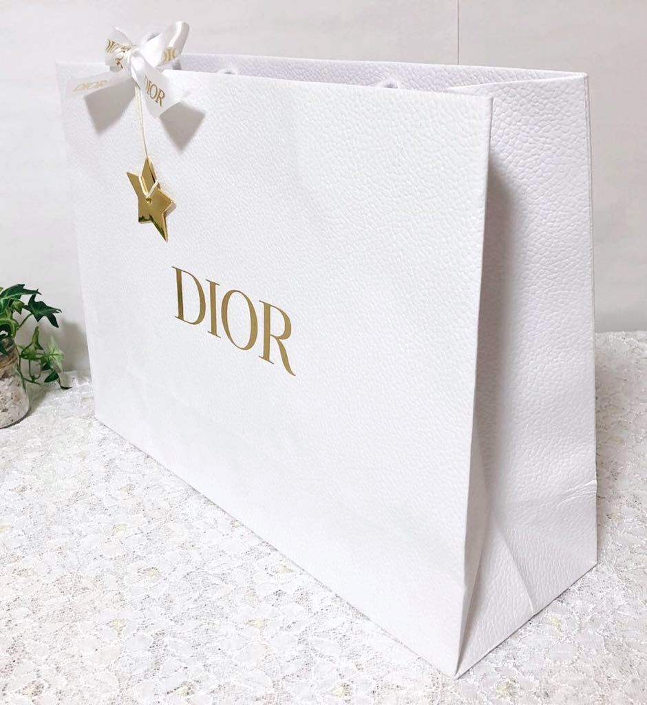 クリスチャン・ディオール「Christian Dior」星のメタルチャーム クリスチャン・ディオール「Christian Dior」星のメタルチャーム