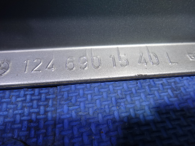 メルセデス ベンツ W124　E280 E320 等 左 フロント ドア サッコパネル カバー 品番 1246901540 [1479]_画像8