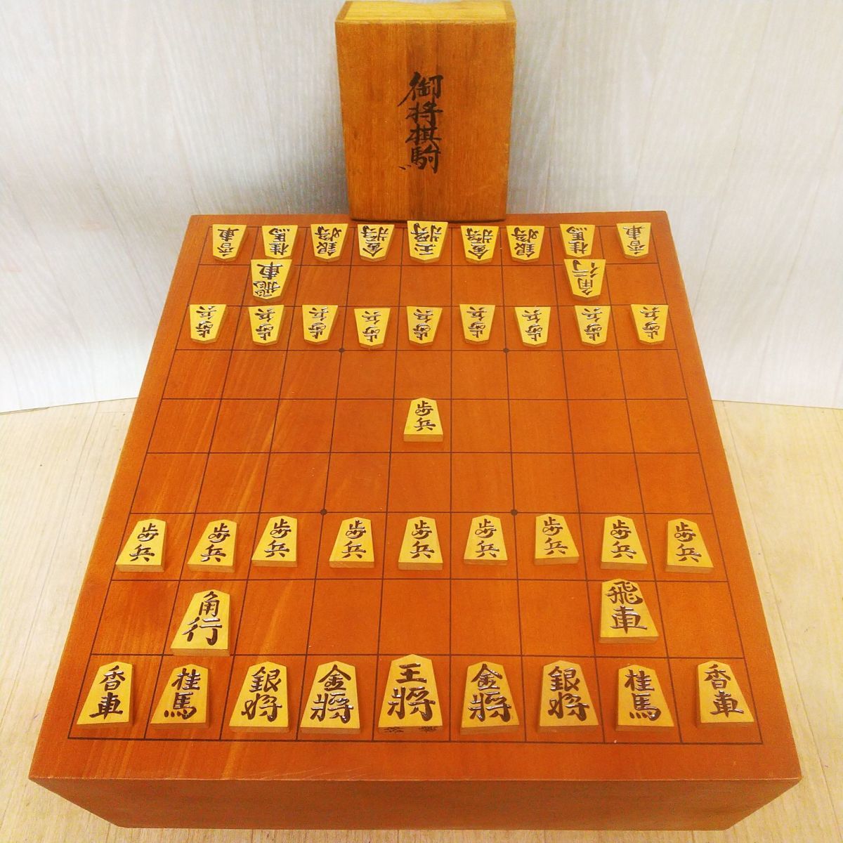 K627I343238 将棋盤 足付盤 黄楊極上彫 4寸 木製 板目 サイズ 約 縦34.5cm×横30.7cm×高さ21cm&木製将棋駒 ケース付き セット ⑥(中古)のヤフオク落札情報 K627I343238 将棋盤 足付盤 黄楊極上彫 4寸 木製 板目 サイズ 約 縦34.5cm×横30.7cm×高さ21cm&木製将棋駒 ケース付き セット ⑥(中古)のヤフオク落札情報