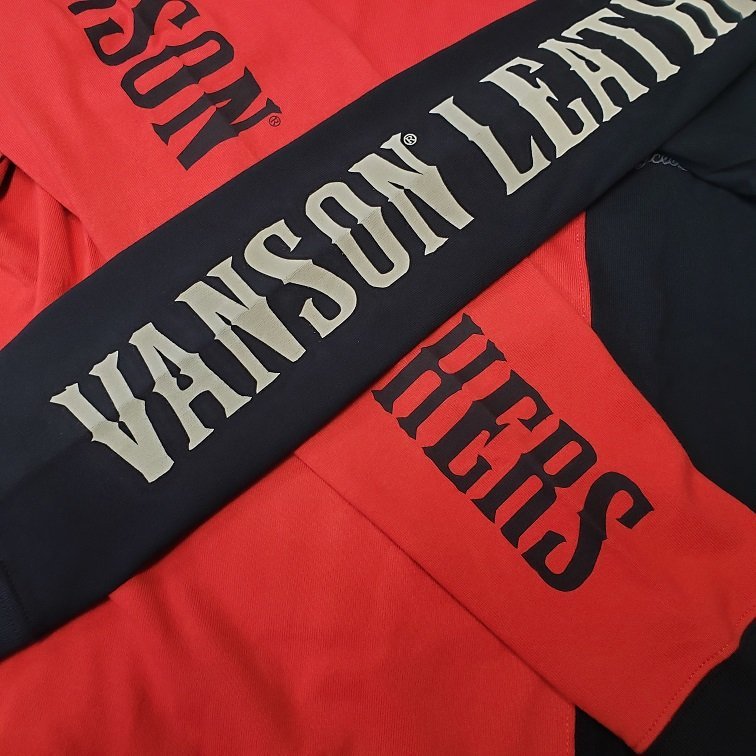 【2023年モデル！】VANSON　ロゴ刺繍 天竺 長袖Tシャツ　NVLT-2301－バーミリオン－Lサイズ_両袖にはVANSON文字プリント