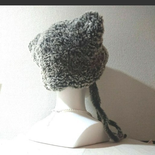 『キャットヤーンで編んだふわふわ猫耳ニット帽〈サバトラ〉』ハンドメイド 猫耳帽子 ベレー帽 猫 ブラック グレ ーファー 