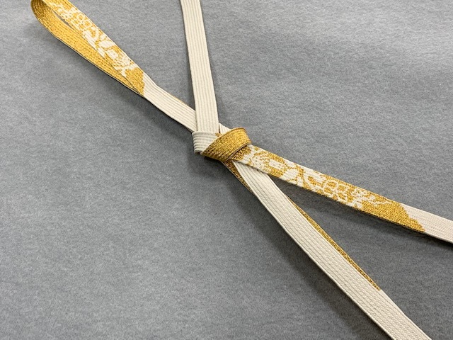 高級　純絹、極細三分金銀糸の帯締め　しなやか手組帯締め　Mサイズ_画像4