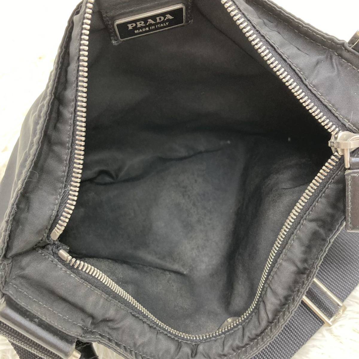 PRADA プラダ ショルダーバッグ ポシェット サコッシュ 三角プレート