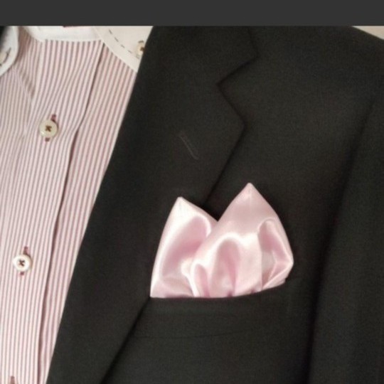 スーツ屋直販　うすいピンク花びら2枚重ね　光沢サテン