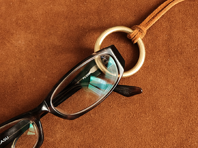 ディアスキンコード 真鍮リング付き レザーコード グラスホルダー 眼鏡掛け（キャメル）：鹿革 メガネ メンズ レディース メガネホルダー_画像2