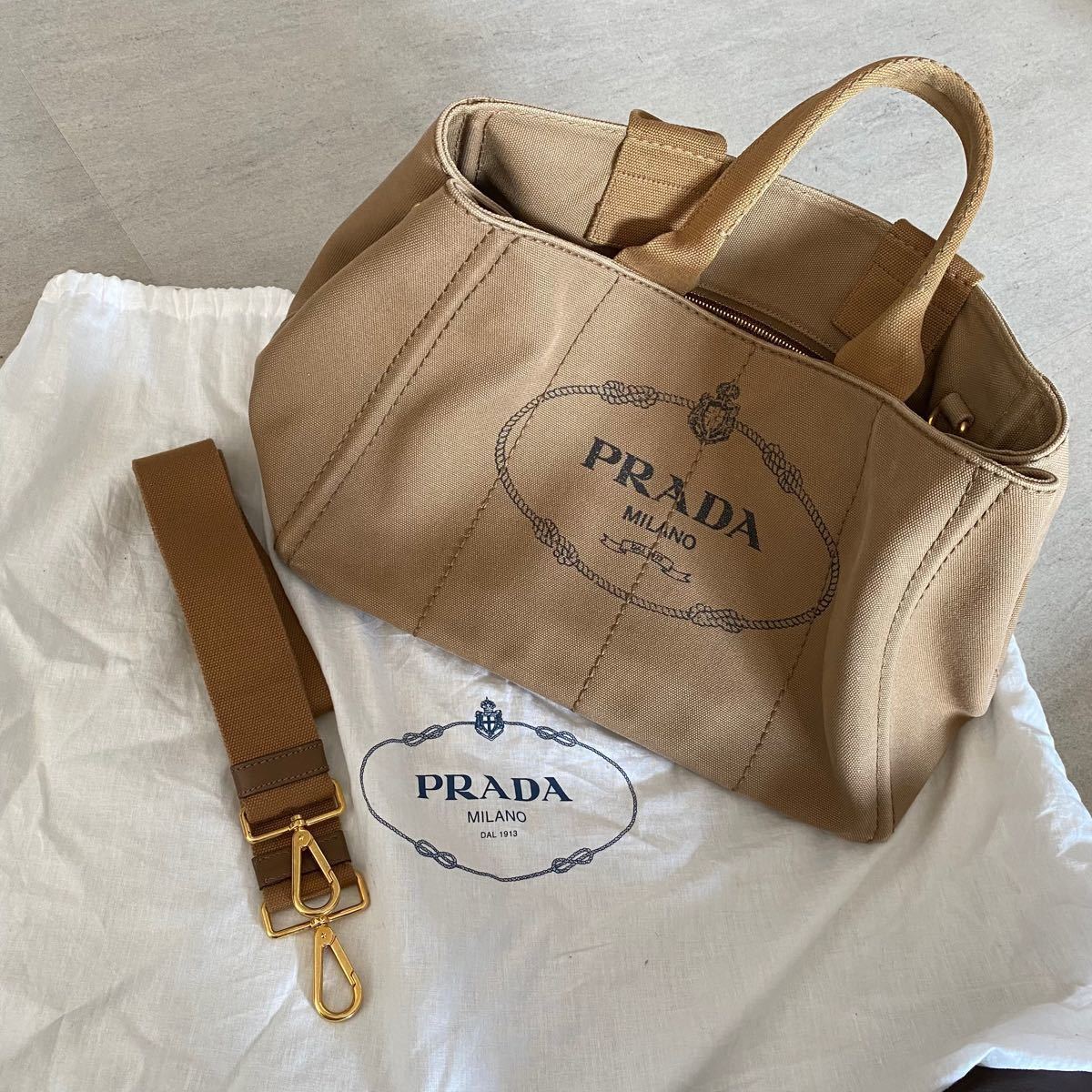 PRADA プラダ　カナパMサイズ ベージュ　ショルダーストラップ付き