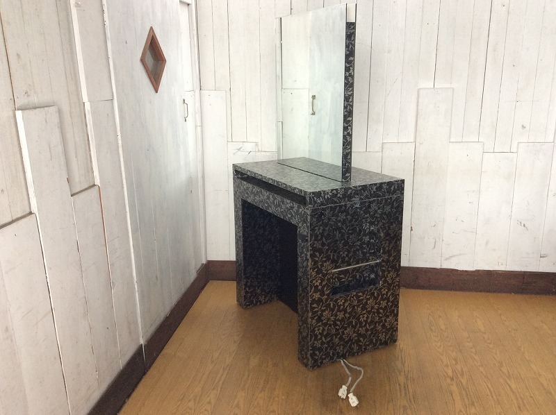 春の新作シューズ満載 店舗什器 無垢材 古道具 美容 鏡 ファニチャー